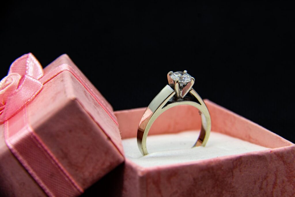Anillo de diseño en caja de regalo, ideal para regalar en anillos de mujer