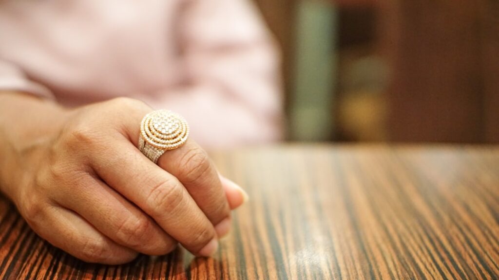 Anillos de mujer originales dorados en la mano, ejemplo de joyería que requiere cuidados