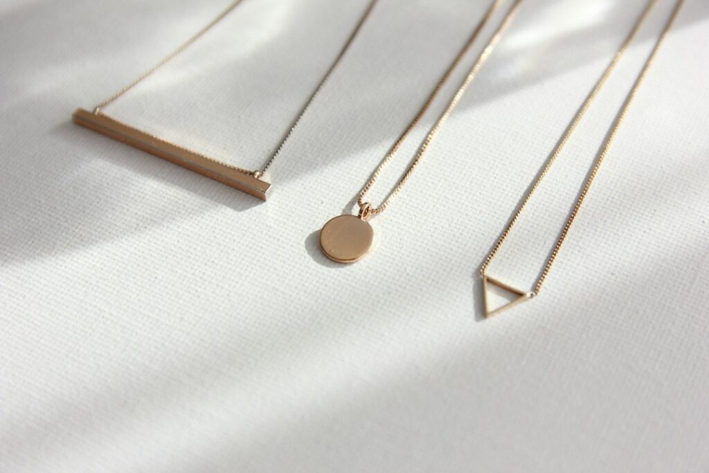 Colgantes de mujer con diseño geométrico dorado, ideal para regalo