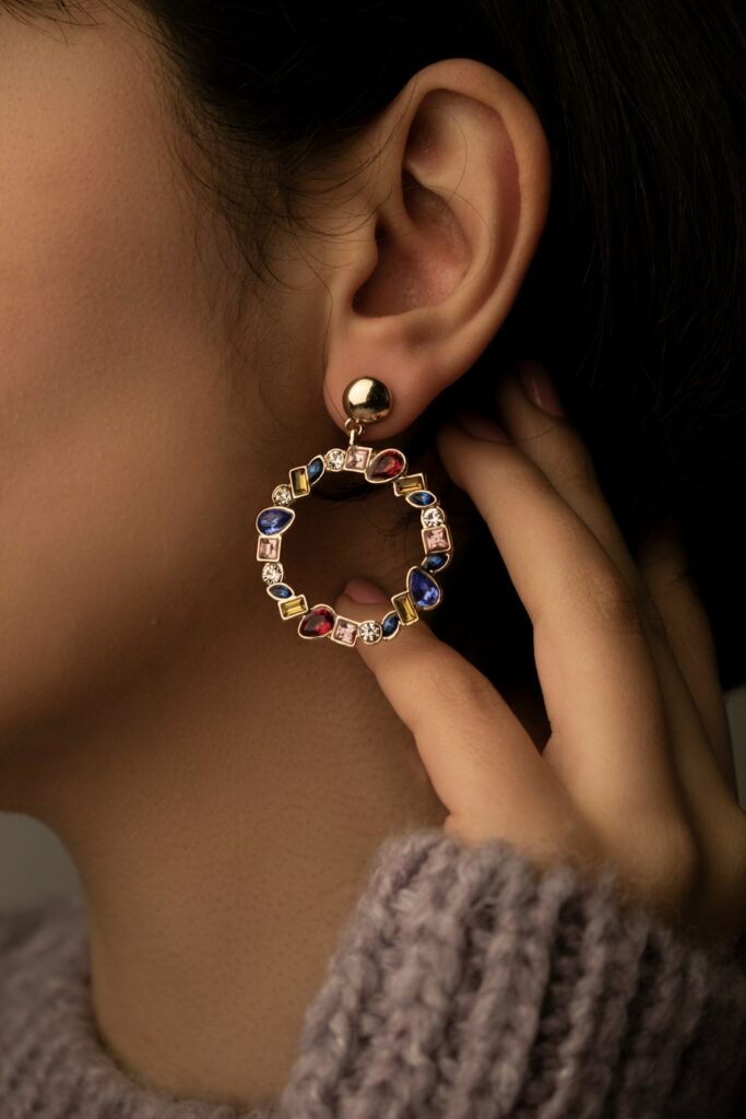 Mujer luciendo pendientes de mujer de diseño moderno