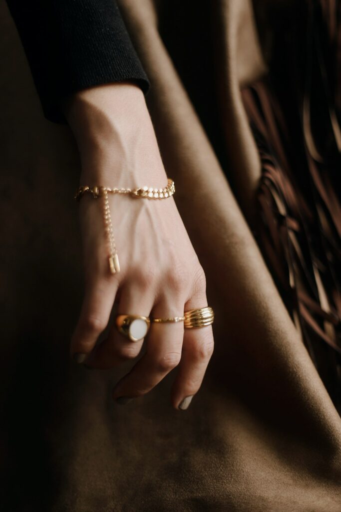 Anillos mujer apilados en la mano, combinación de varios anillos finos
