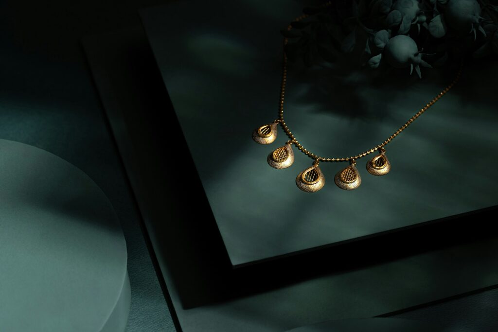 Collar original de mujer en oro, ejemplo de joyería de diseño para combinar con cualquier look