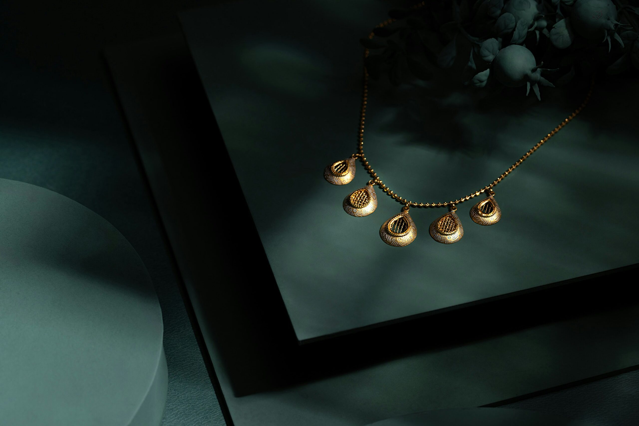 Collar original de mujer en oro, ejemplo de joyería de diseño para combinar con cualquier look